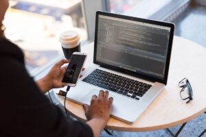 Un ordinateur portable sur un bureau, symbole du référencement par intelligence artificielle